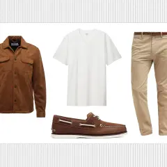 Giacca scamosciata marrone, t-shirt bianca, pantaloni beige e mocassini marroni: un outfit casual chic per sapere come abbinare le Timberland uomo.