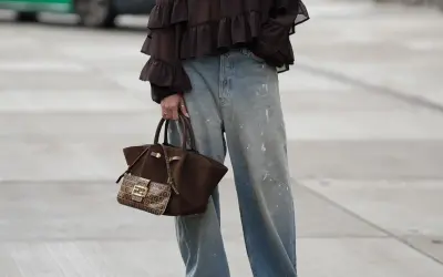 Jeans baggy a chi stanno bene: look casual con blusa a balze e borsa Fendi.