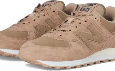 Sneakers New Balance 574 in camoscio color sabbia, perfette per un look casual e confortevole.