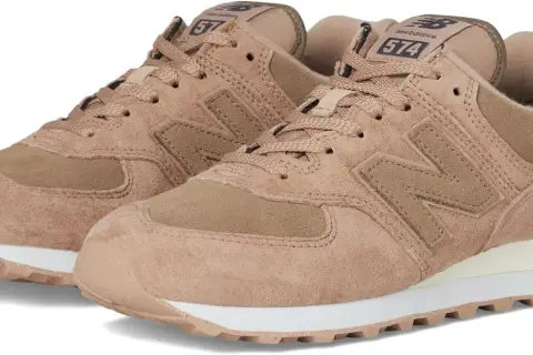 Sneakers New Balance 574 in camoscio color sabbia, perfette per un look casual e confortevole.