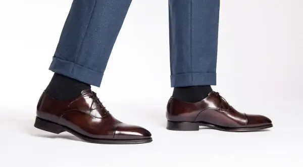 Scarpe stringate marroni lucide, perfette scarpe da mettere con i jeans uomo per un look casual-chic.