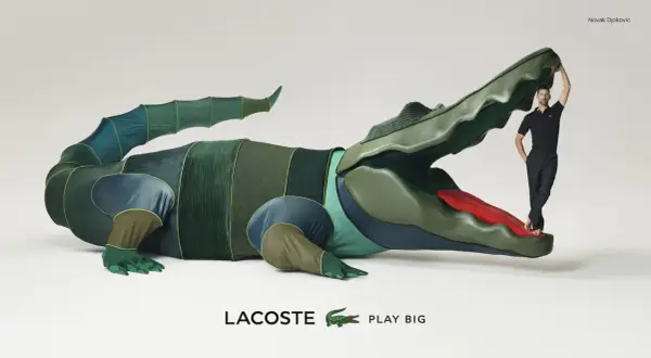 Novak Djokovic posa con un coccodrillo gigante, simbolo della lacoste storia.