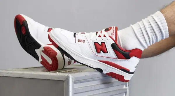 Scarpe New Balance 550 bianche e rosse, con logo "N" in evidenza. Le recensioni su new balance come calzano sono positive, offrono comfort e stile.