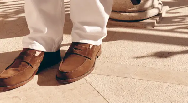 Eleganza casual: mocassini marroni uomo abbinamento perfetto con pantaloni chiari per un look raffinato sotto il sole.