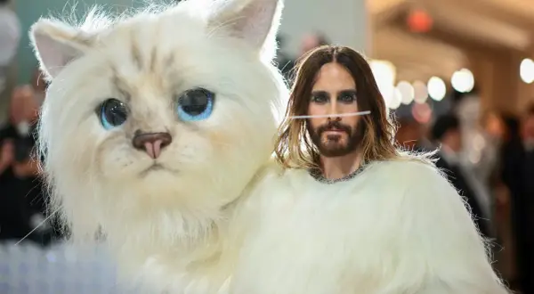 Jared Leto al Met Gala, con un outfit peloso e un gatto gigante, un'apparizione che ha fatto storia.