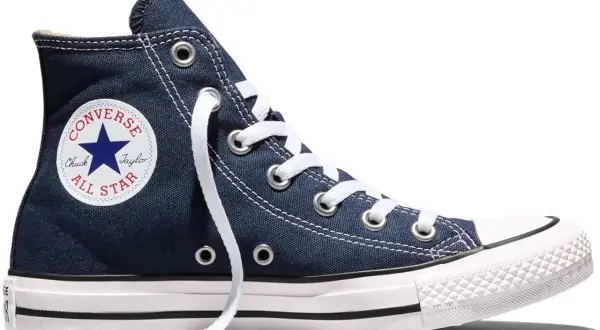 Scarpa alta blu Converse All Star con lacci bianchi. Perfetta per ogni occasione, scopri le taglie Converse per trovare il tuo modello ideale.