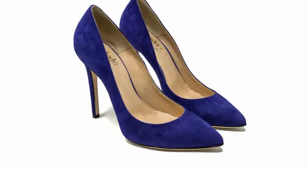 Scarpe con tacco alto viola in camoscio, perfette da abbinare a un vestito viola per un look elegante.