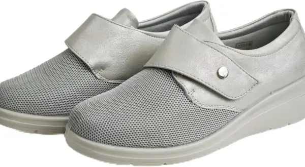 Scarpe grigie donna con velcro e inserti in mesh. Perfette per creare look casual e comodi, scopri come abbinare scarpe grigie donna con stile.