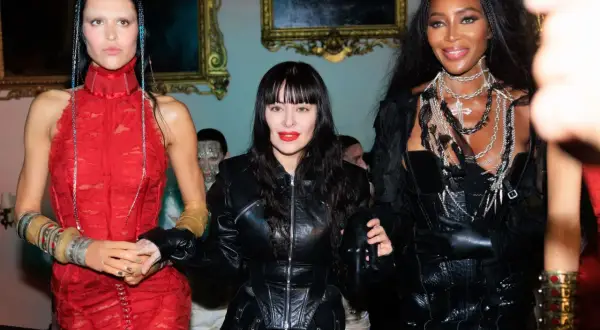 Dilara Findikoglu, Naomi Campbell e una modella in abito rosso, con gioielli audaci e un look audace.