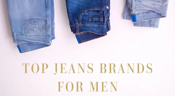 Tre paia di jeans da uomo, di diverse tonalità, appesi su uno sfondo bianco. Testo: "TOP JEANS BRANDS FOR MEN".