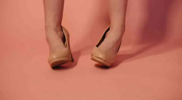 Scarpe eleganti color carne che slanciano la figura, perfette anche per chi ha caviglie grosse.