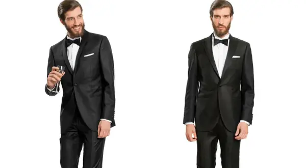 Uomo con tuxedo a sinistra, con bicchiere di champagne, e uomo con smoking a destra.