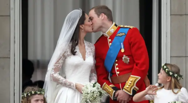 Il matrimonio William e Kate: la sposa bacia il principe William sul balcone, circondati da damigelle.