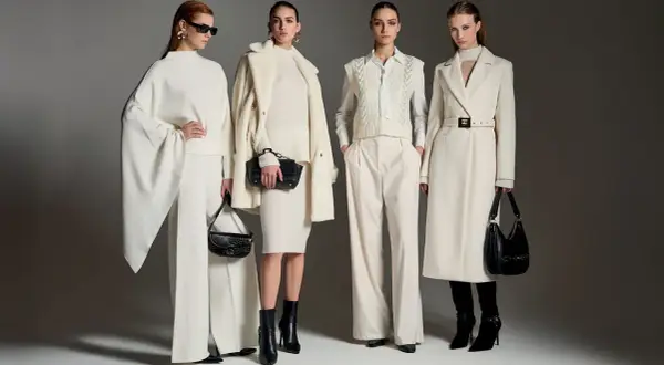 Quattro donne in eleganti outfit total white, perfetti per la vigilia di Natale.