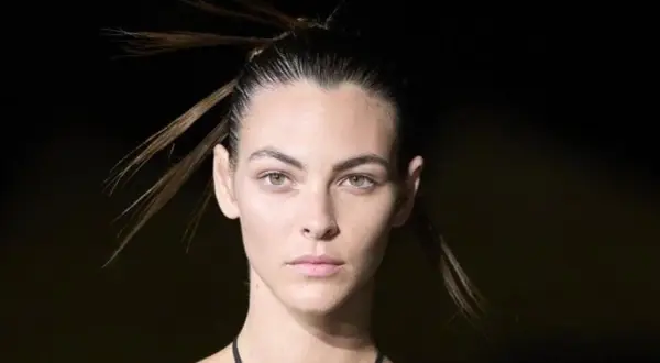 Vittoria Ceretti con un'acconciatura audace e uno sguardo intenso, pronta a sfilare.