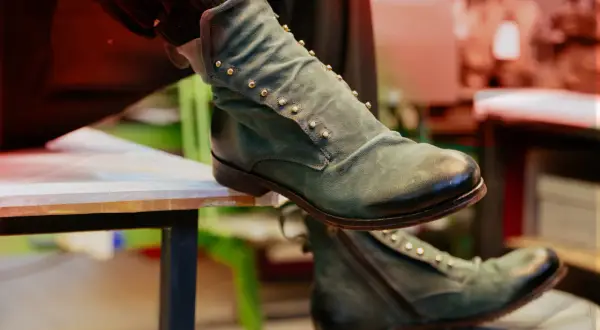 Stivaletti verdi uomo con borchie dorate, un'idea su come abbinare scarpe verdi uomo per un look audace.