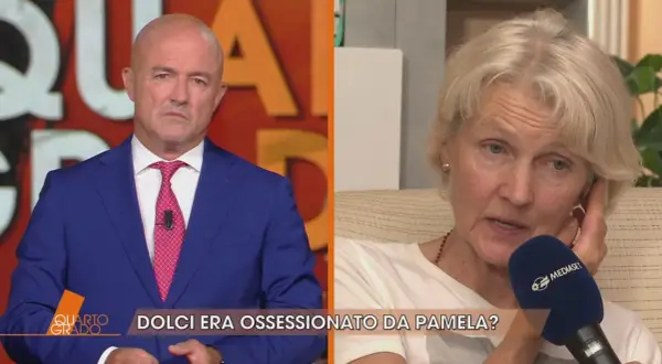 Uomo in giacca blu e donna bionda intervistata. La scritta "Quarto Grado" e "Dolci era ossessionato da Pamela?" suggeriscono un caso di cronaca.