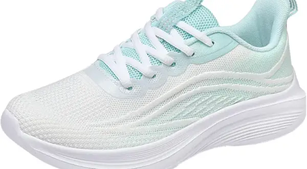 Scarpa da ginnastica bianca e azzurra, con lacci bianchi e suola spessa. Ideale per chi ha il piede largo e cerca comfort e stile.