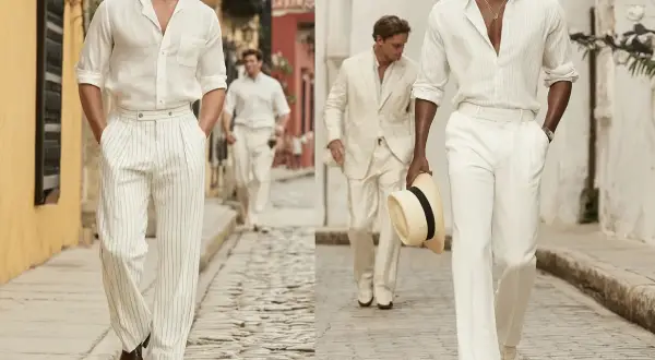 Uomini con eleganti pantaloni bianchi a righe e camicie leggere, passeggiano su un acciottolato.
