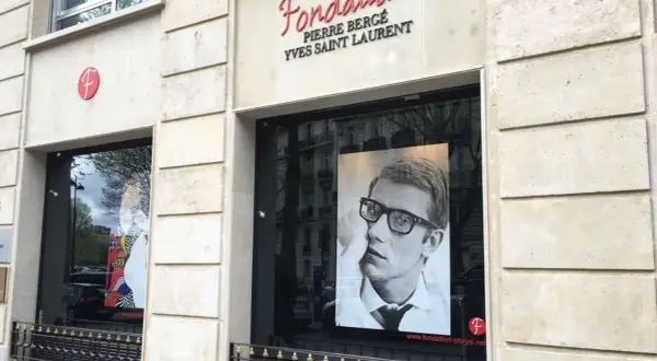 Fondazione Pierre Bergé Yves Saint Laurent: un ritratto iconico di Yves Saint Laurent con occhiali.