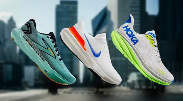 Scarpe da corsa Brooks, Nike e Hoka, marche di scarpe famose, in primo piano su uno sfondo urbano sfocato.