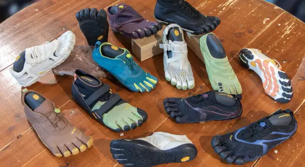 Una collezione di scarpe con dita a cosa servono: calzature minimaliste per un'esperienza di camminata naturale e un migliore contatto con il terreno.