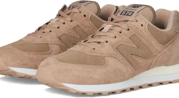 Sneakers New Balance 574 in camoscio color sabbia, perfette per un look casual e confortevole.