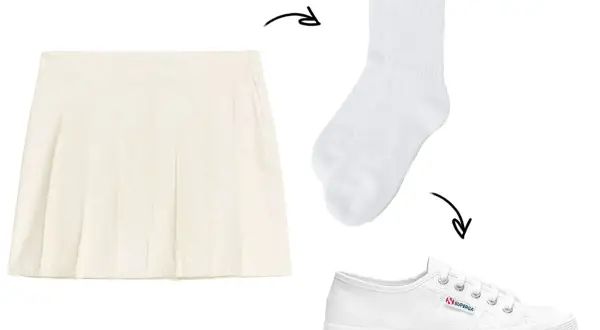 Gonna corta a pieghe color crema, calzini bianchi e sneakers Superga bianche: un outfit perfetto per ogni occasione.