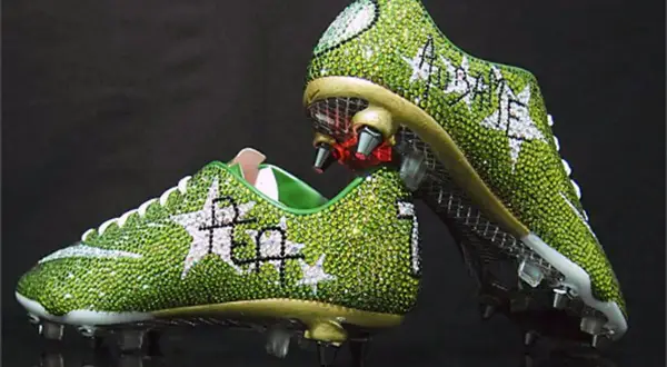 Scarpe da calcio tempestati di cristalli verdi e bianchi, con dettagli dorati. Probabilmente tra le scarpe più costose al mondo, un vero lusso.