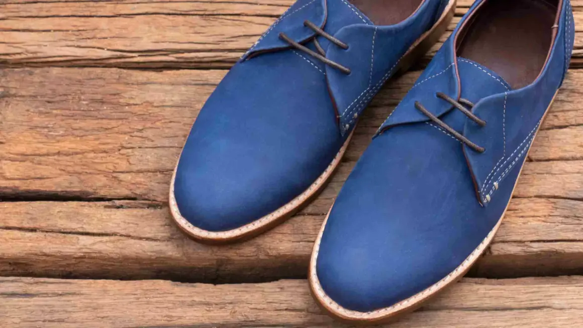 Scarpe blu elettrico in pelle scamosciata, perfette da abbinare a un vestito elegante per un look audace e raffinato.