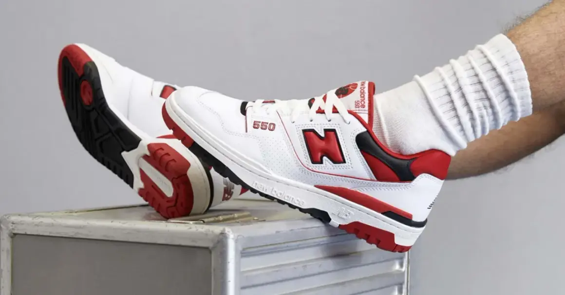 Scarpe New Balance 550 bianche e rosse, con logo "N" in evidenza. Le recensioni su new balance come calzano sono positive, offrono comfort e stile.