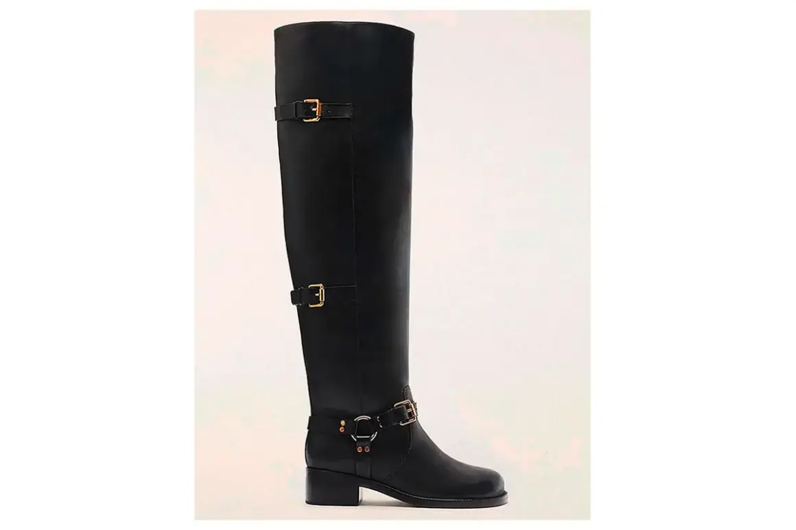 Stivali cuissard neri con fibbie dorate. Perfetti per slanciare la figura e completare look audaci.