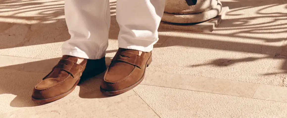 Eleganza casual: mocassini marroni uomo abbinamento perfetto con pantaloni chiari per un look raffinato sotto il sole.