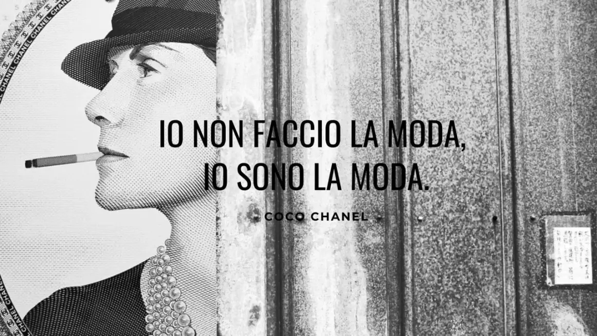 Ritratto di Coco Chanel con sigaretta, che incarna le sue celebri frasi: "Io non faccio la moda, io sono la moda.