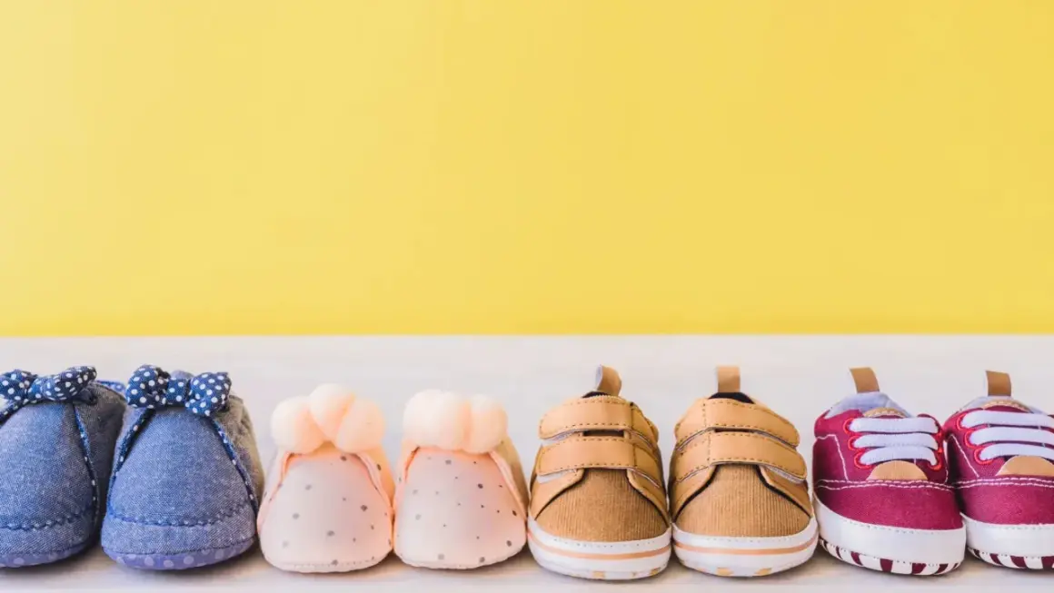 Sei paia di scarpine per neonati, pronte per le prime passeggiate. Diverse fantasie e colori, dal denim alle tonalità pastello.