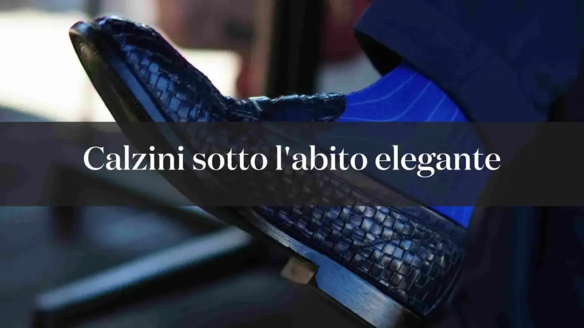 Dettaglio di un elegante abbinamento calze e abito uomo: scarpa in pelle intrecciata e calzino blu a righe.