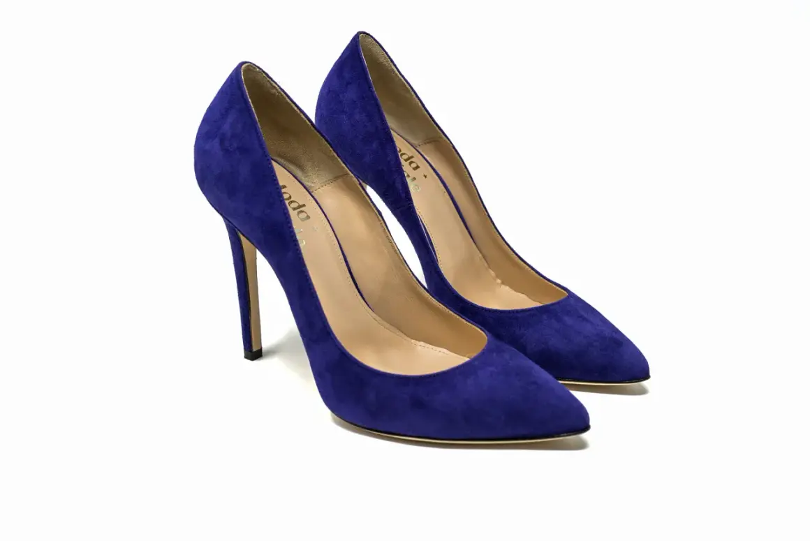 Scarpe con tacco alto viola in camoscio, perfette da abbinare a un vestito viola per un look elegante.