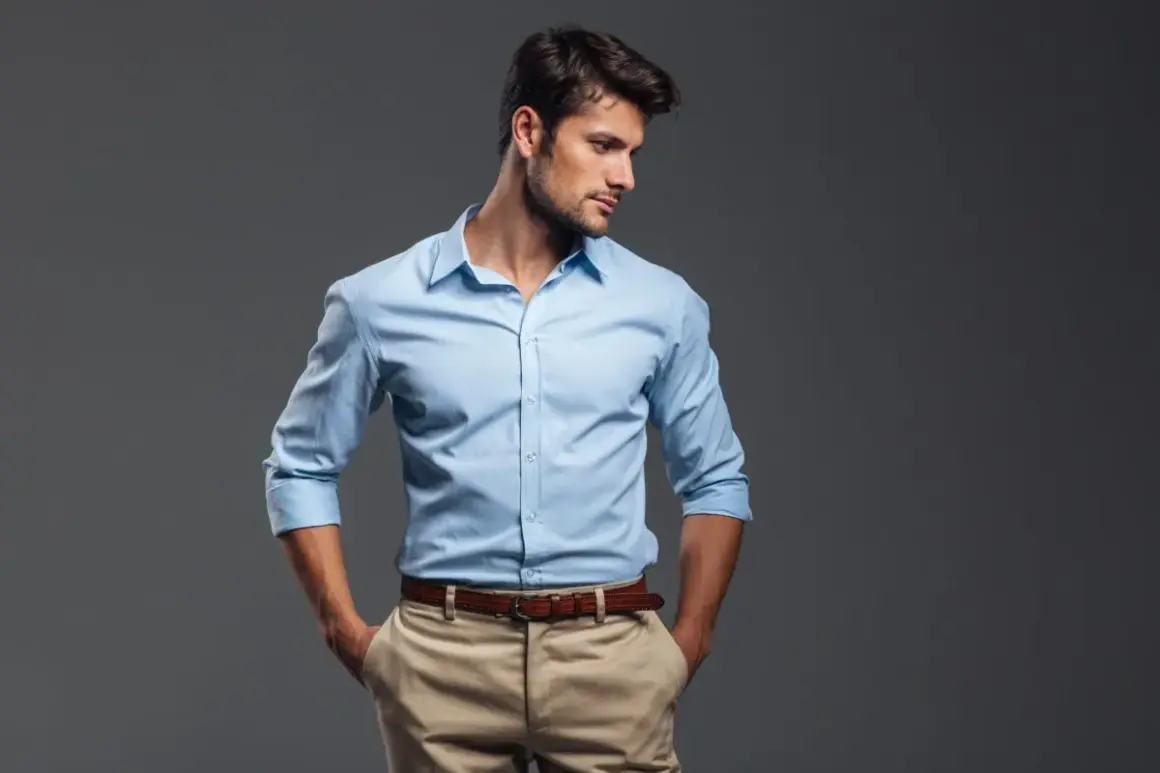 Uomo con camicia blu e pantaloni beige, un classico abbinamento per un look casual-chic.