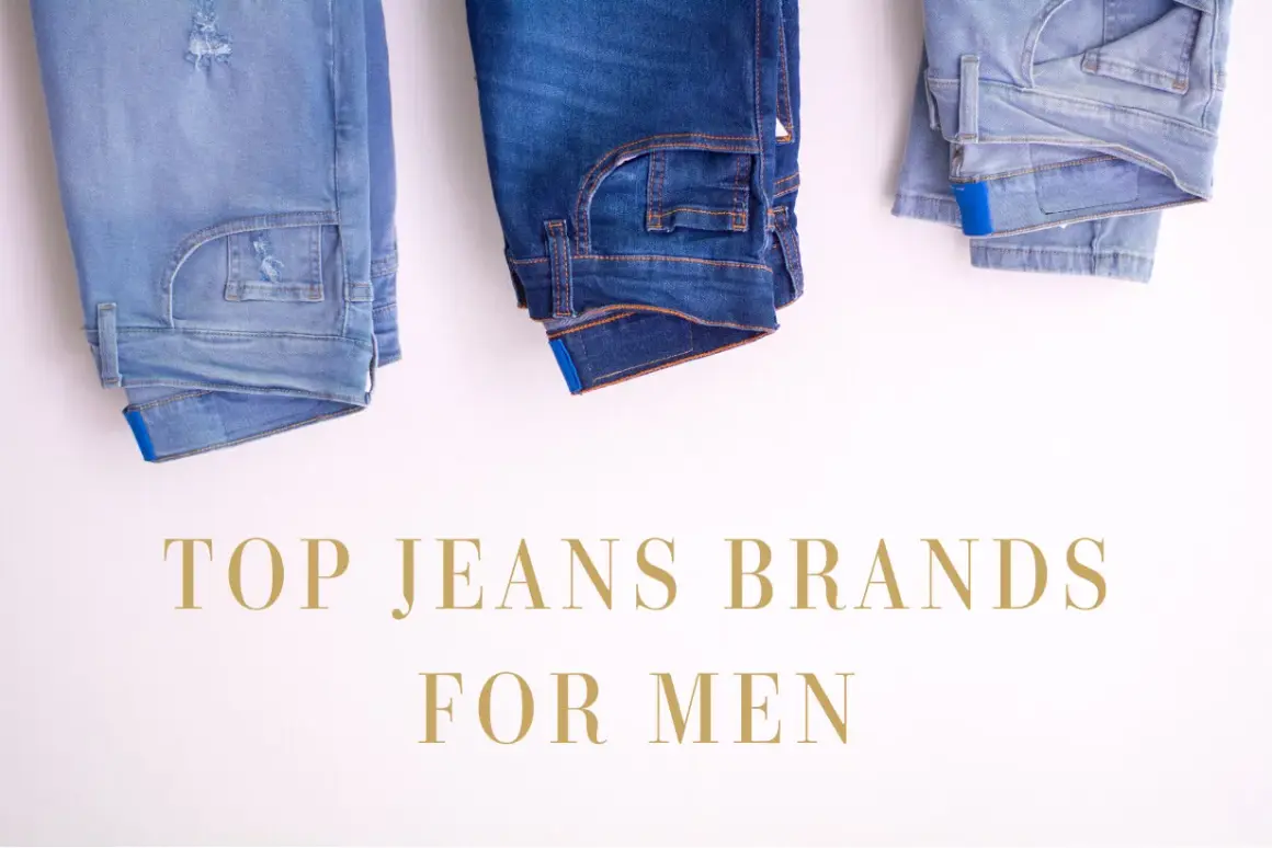 Tre paia di jeans da uomo, di diverse tonalità, appesi su uno sfondo bianco. Testo: "TOP JEANS BRANDS FOR MEN".