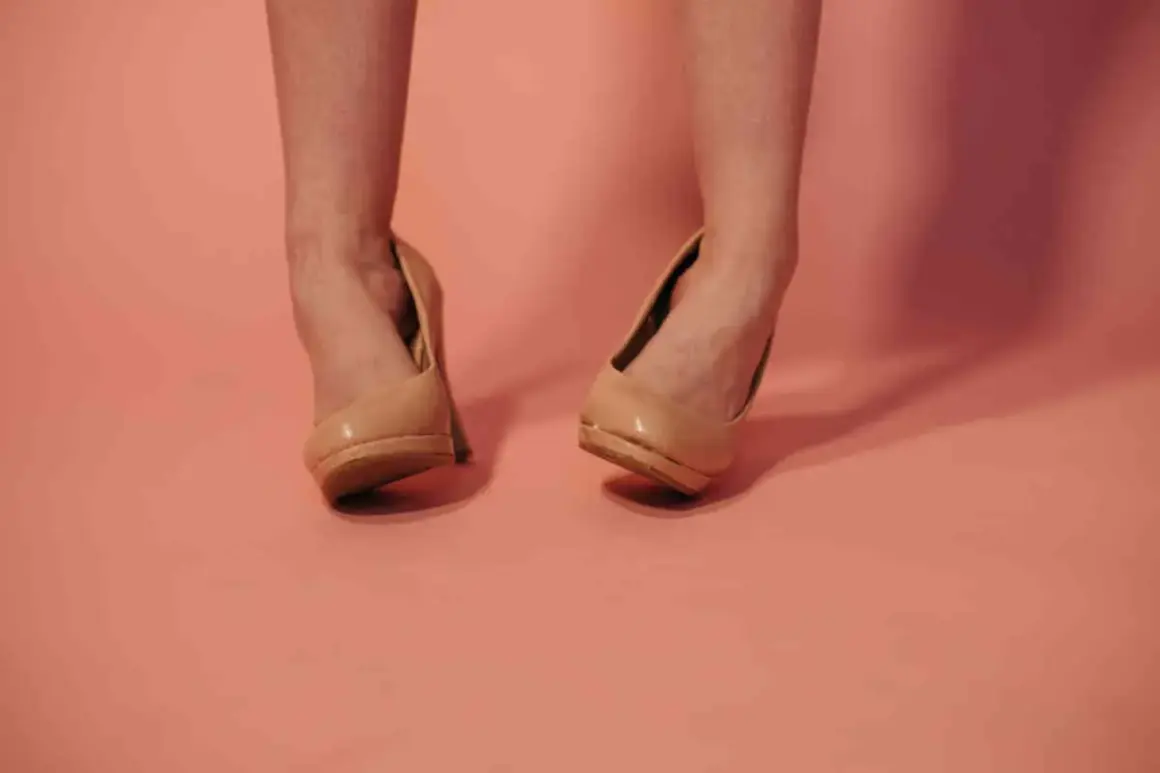 Scarpe eleganti color carne che slanciano la figura, perfette anche per chi ha caviglie grosse.