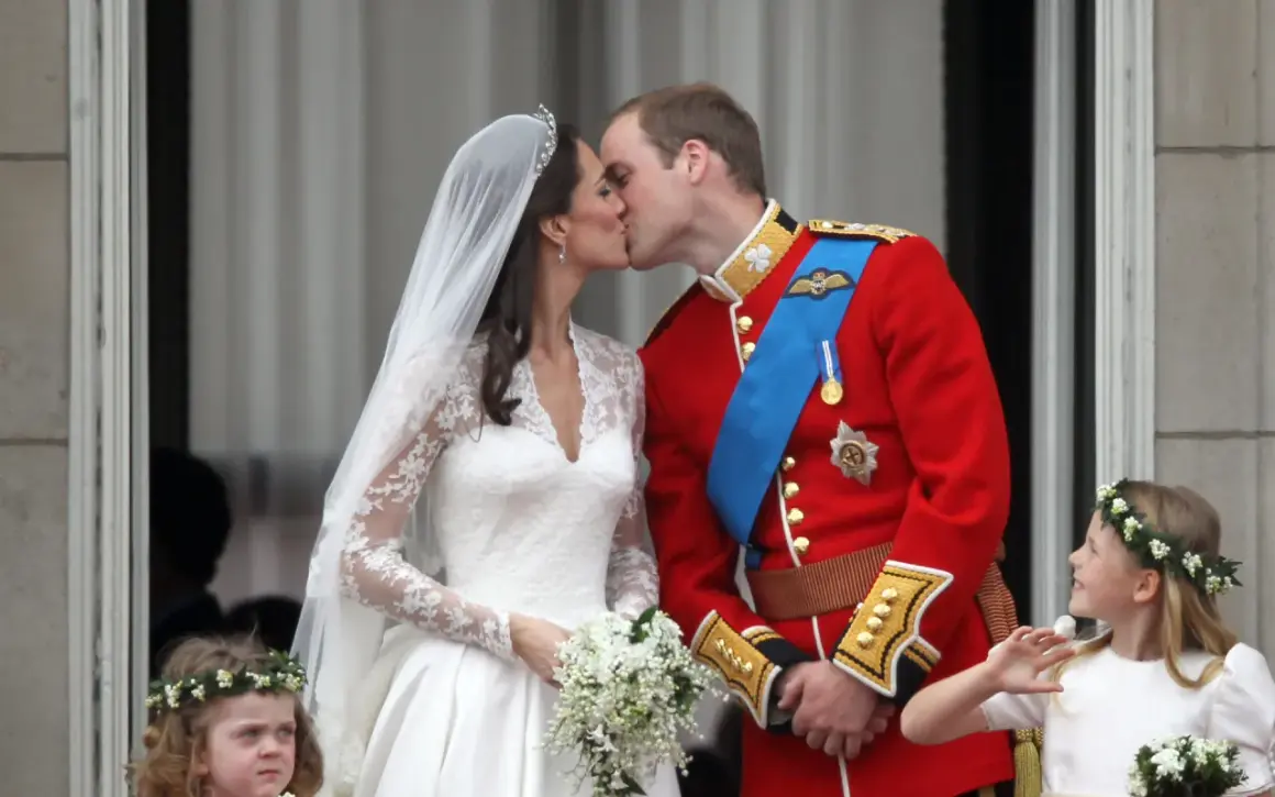 Il matrimonio William e Kate: la sposa bacia il principe William sul balcone, circondati da damigelle.
