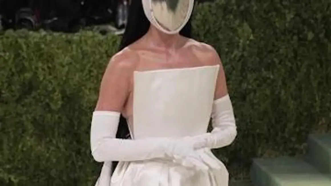 Katy Perry al Met Gala con un abito bianco futuristico e maschera argentata.