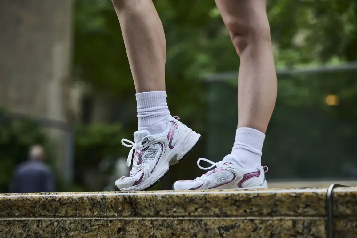 Le New Balance 9060 calzano perfettamente, offrendo comfort e stile per ogni passo.