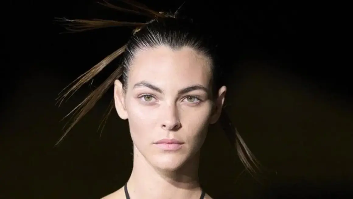 Vittoria Ceretti con un'acconciatura audace e uno sguardo intenso, pronta a sfilare.