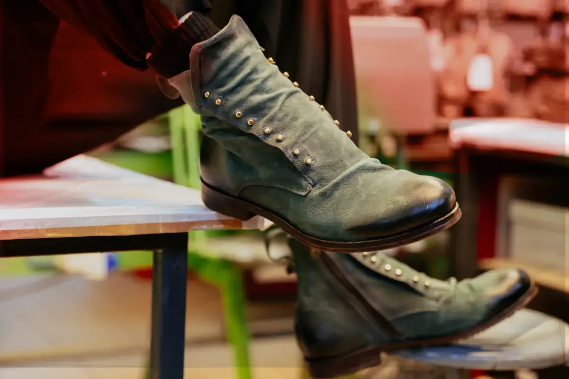 Stivaletti verdi uomo con borchie dorate, un'idea su come abbinare scarpe verdi uomo per un look audace.