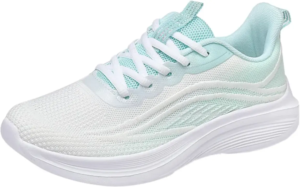 Scarpa da ginnastica bianca e azzurra, con lacci bianchi e suola spessa. Ideale per chi ha il piede largo e cerca comfort e stile.