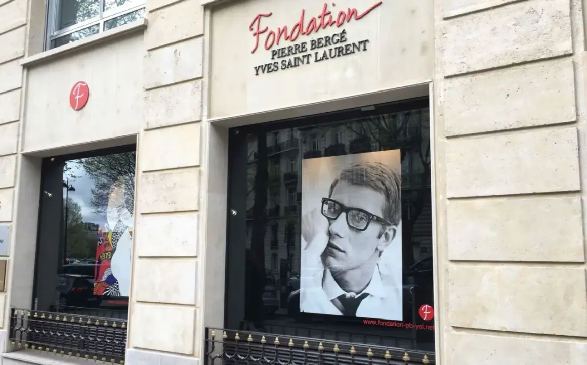Fondazione Pierre Bergé Yves Saint Laurent: un ritratto iconico di Yves Saint Laurent con occhiali.