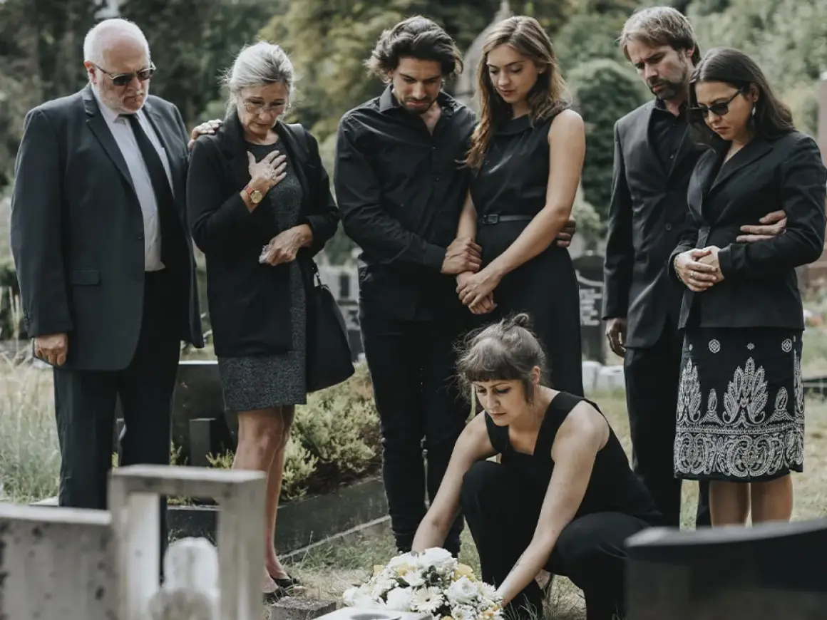 Famiglia in lutto, vestiti di nero per un funerale. Una donna depone fiori sulla tomba.