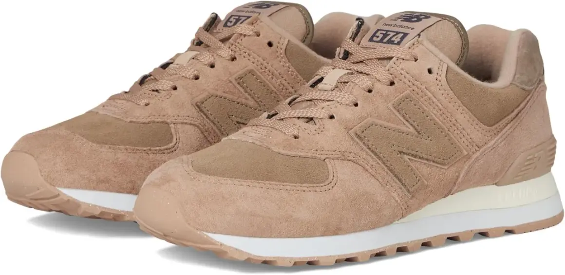 Sneakers New Balance 574 in camoscio color sabbia, perfette per un look casual e confortevole.