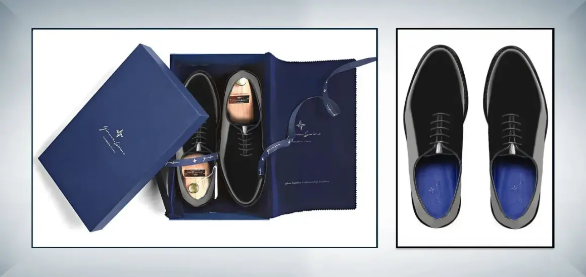 Eleganti scarpe smoking nere lucide, presentate in una scatola blu con accessori e calzascarpe in legno.